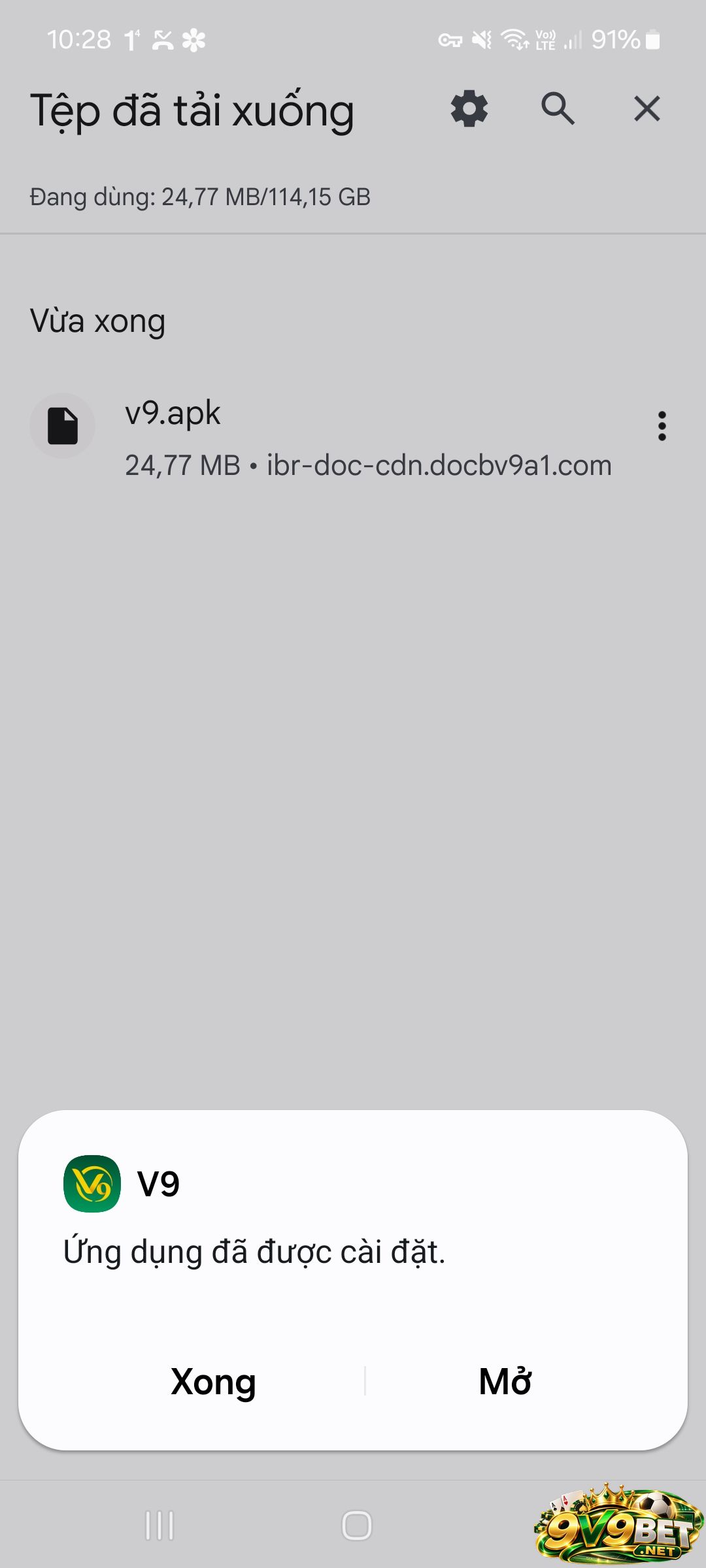 Người chơi mở ứng dụng đã cài đặt 